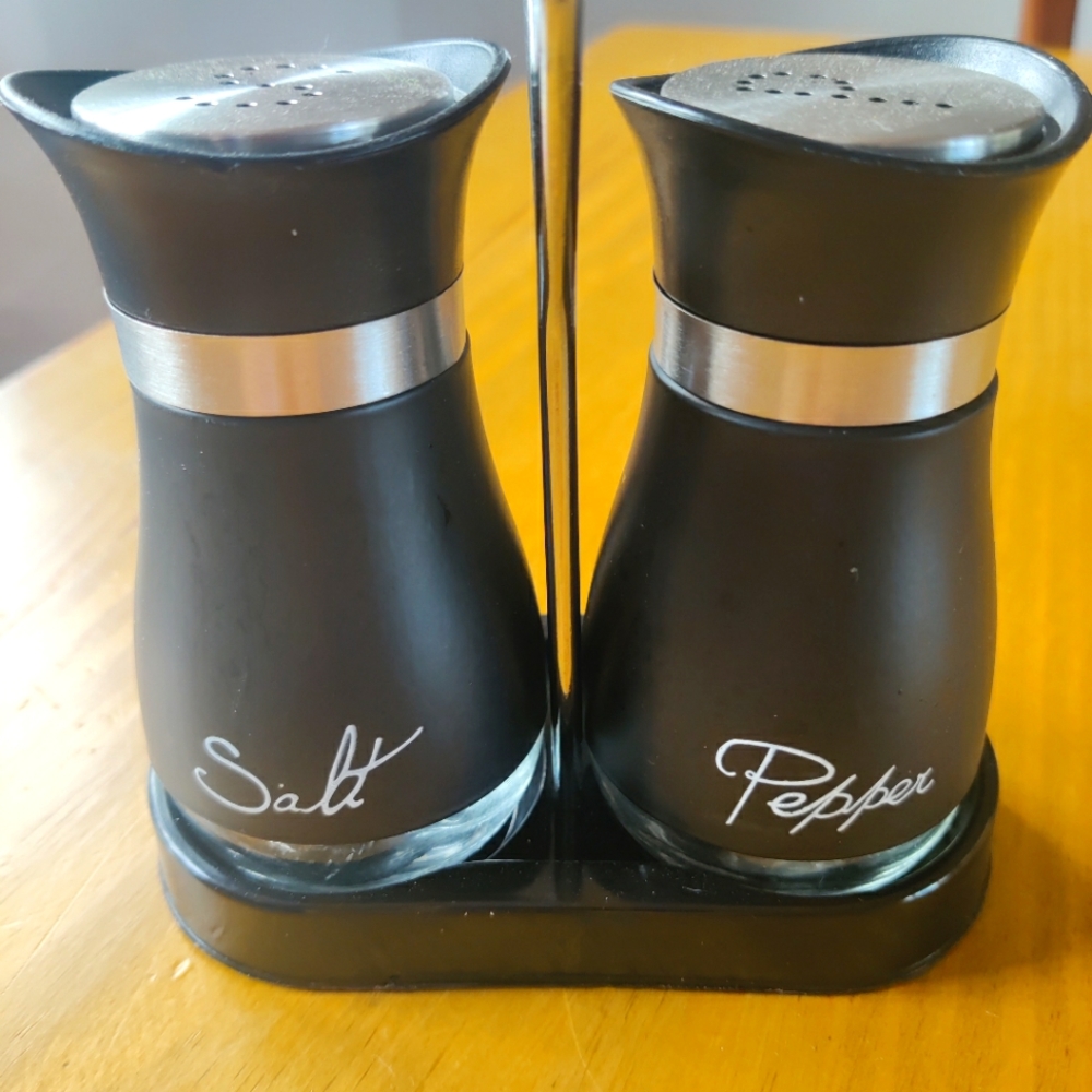 New salt and pepper shaker with holder